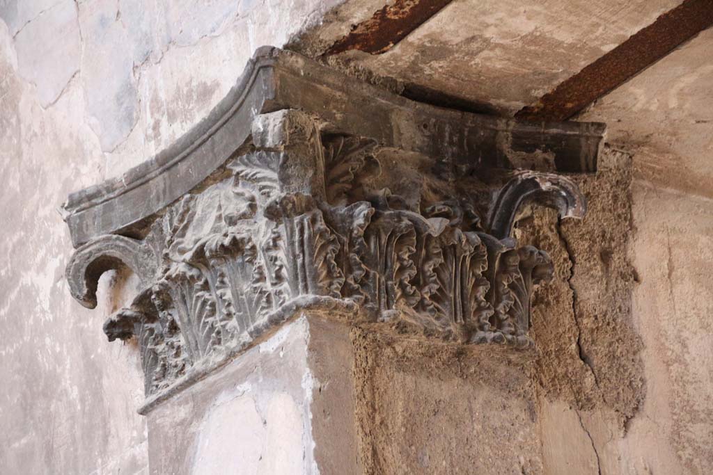 V.1 Herculaneum. April 2014. Capital from upper south wall of entrance corridor/west wall of atrium.
Photo courtesy of Klaus Heese.